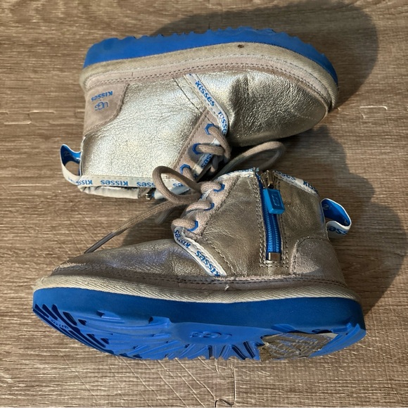 UGG Kisses Kids Silver Boots Sz 9 Pre-Owned - Picture 2 of 6